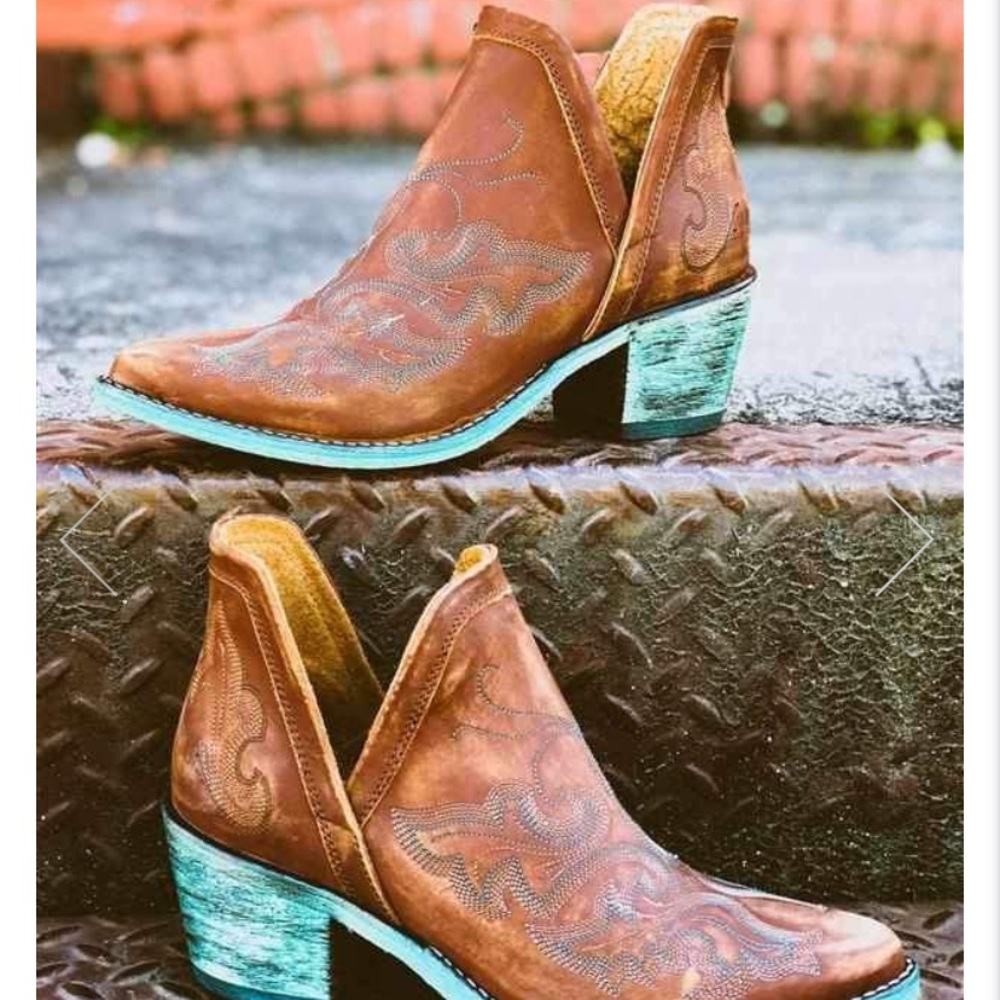 *NWT size 8 booties*